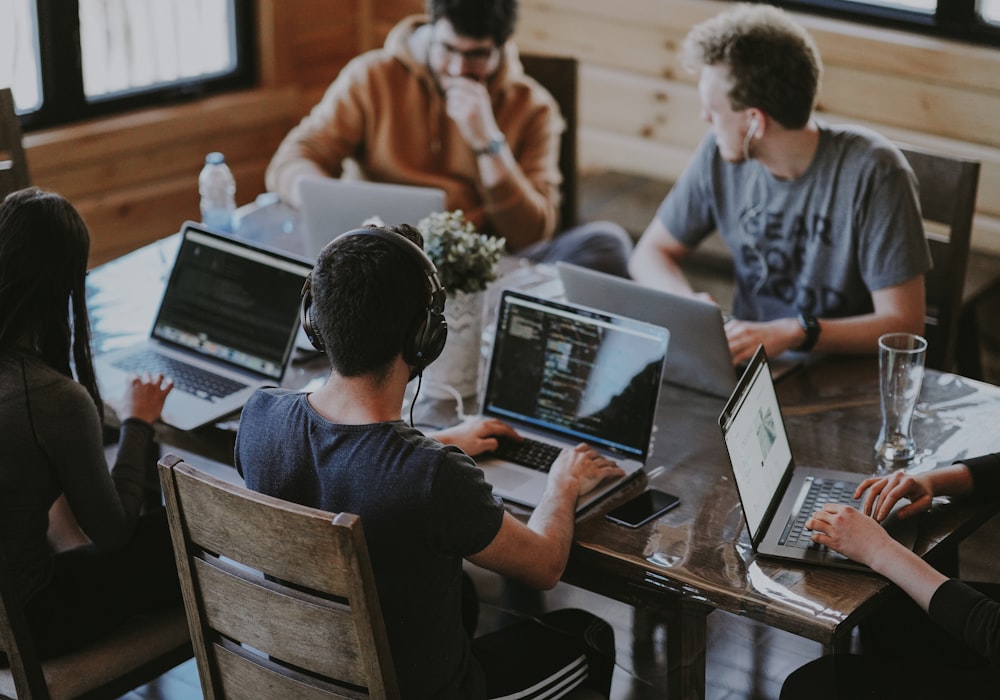 Equipe da Eleven Tecnologia em colaboração